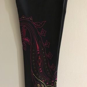 BLK embroidery crop pants